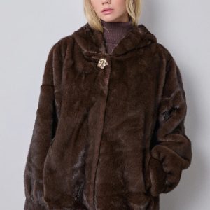 Fausse fourrure avec boutons ornés de bijoux - BSB