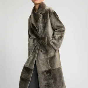Manteau long à double boutonnage en peau lainée