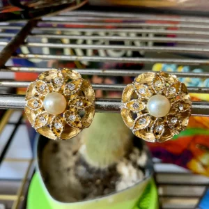 Boucles d’oreilles Fleurs Anciennes Métal doré, Strass et Perles Vintage