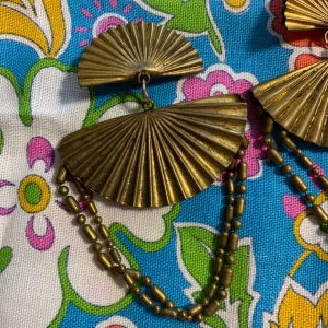 Grandes Boucles d’oreilles forme éventail pendantes métal doré Vintage Ancien