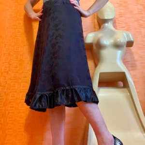 Jupe longue volantée Création Vintage faite main Soie noire motifs cachemires paisley