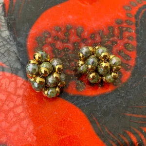 Boucles d oreilles grappes en perles de verre et métal 1970/80