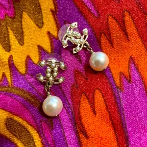 Boucles d’oreilles maison Chanel France Perles pendantes Vintage 2000’