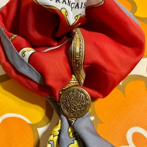 Pince a Foulard Vintage Métal motifs baroques