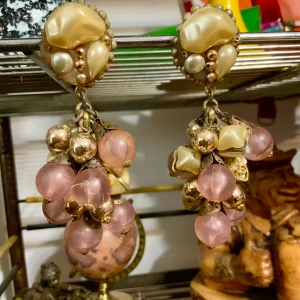 Boucles d’oreilles anciennes en Lucite forme grappe Vintage