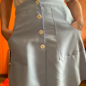 Jupe courte boutonnée et grosses poches Vintage 1990 Bleu ciel