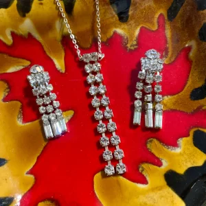 Ensemble Collier et ses boucles d’oreilles pendantes  Strass Vintage 2000’
