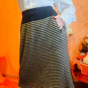 Jupe droite laine angora à rayures dorées et poches Vintage France 1980